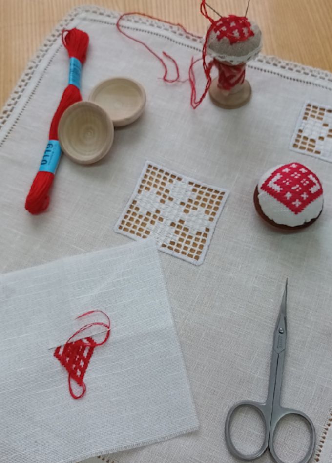 Мастер-класс игольница в технике "Вышивка набором"